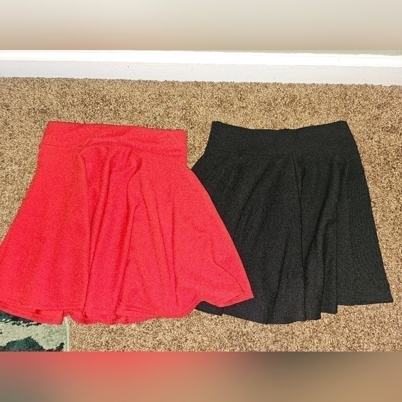 2 Urban Coco Red & Black Skater Skirt Size X Small - Picture 1 of 7